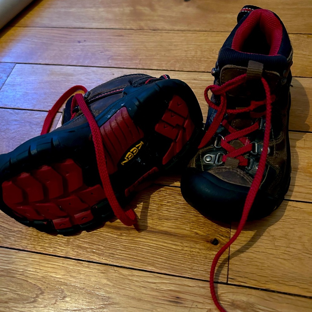 Kids Keen boots / hiking shoes / children’s outdoors wear size 12